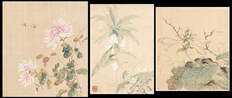 TRE DIPINTI A INCHIOSTRO E COLORI SU SETA CON COMPOSIZIONI FLOREALI