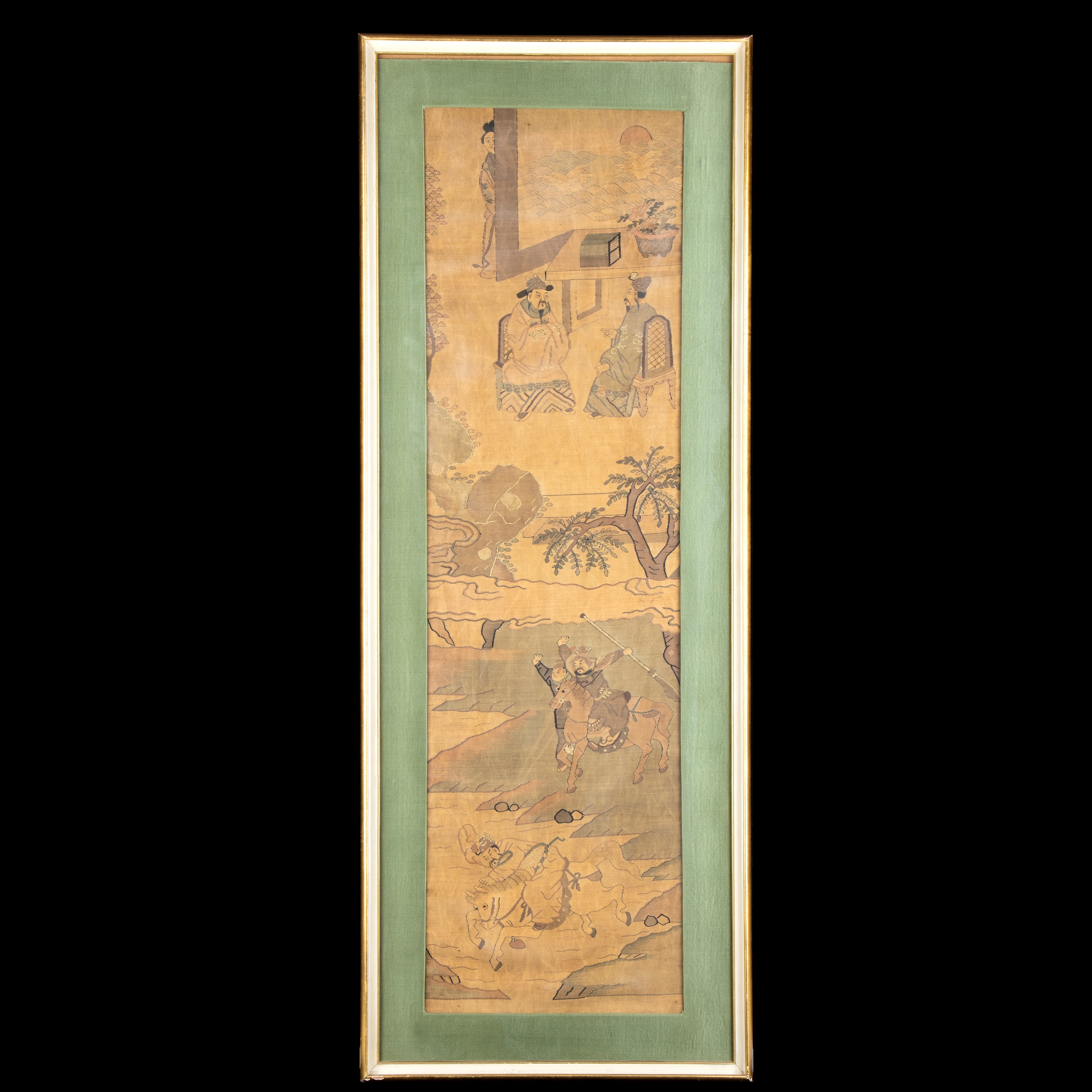 DUE PANNELLI IN SETA KESI CON COMPOSIZIONI DI FIGURE NEL PAESAGGIO