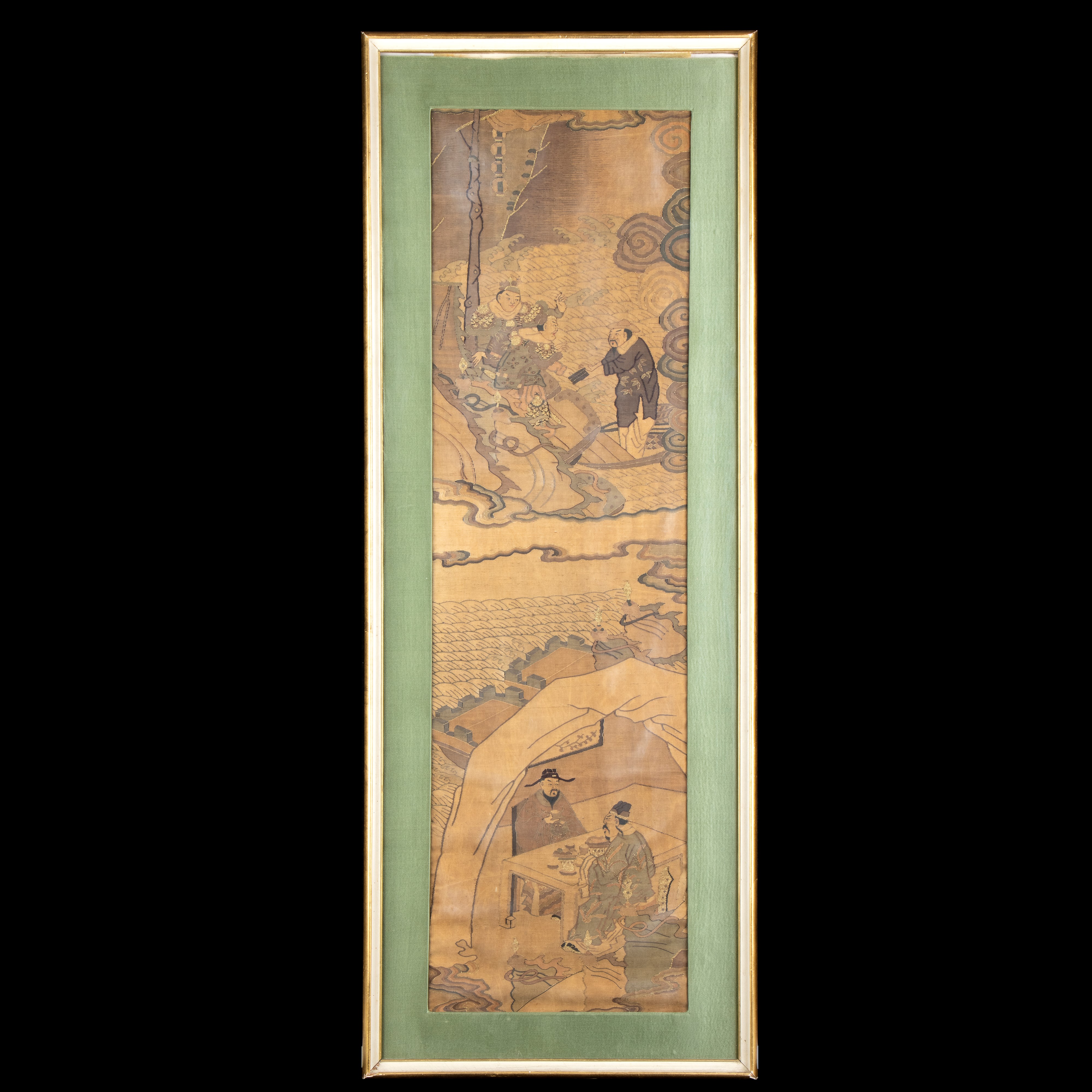 DUE PANNELLI IN SETA KESI CON COMPOSIZIONI DI FIGURE NEL PAESAGGIO