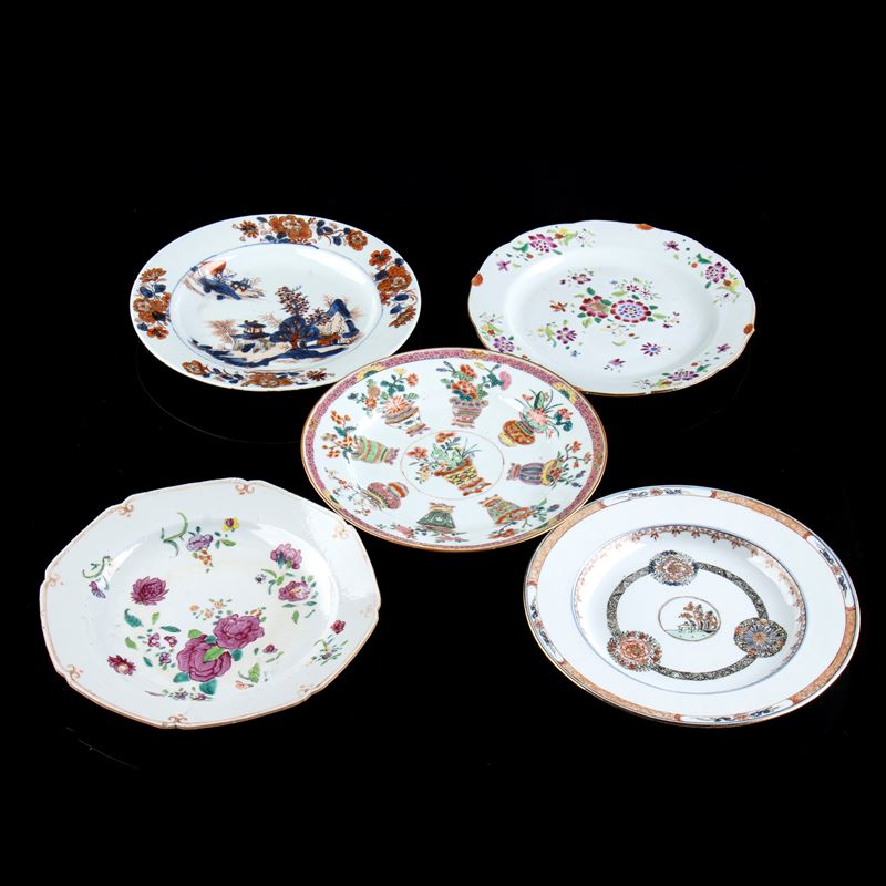 CINQUE PIATTI IN PORCELLANA CON DECORO A SMALTI POLICROMI