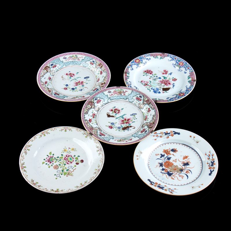 CINQUE PIATTI IN PORCELLANA CON DECORO A SMALTI POLICROMI