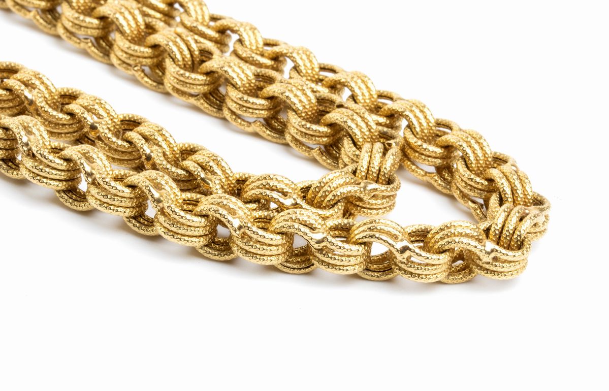 Lunga collana in oro giallo