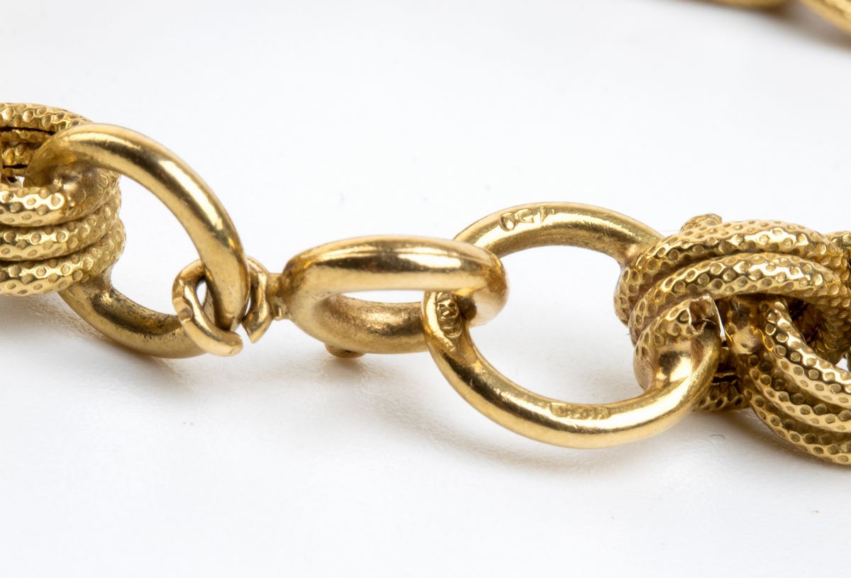 Lunga collana in oro giallo