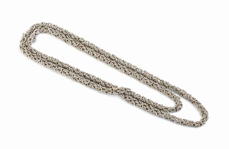 Lunga collana in oro bianco