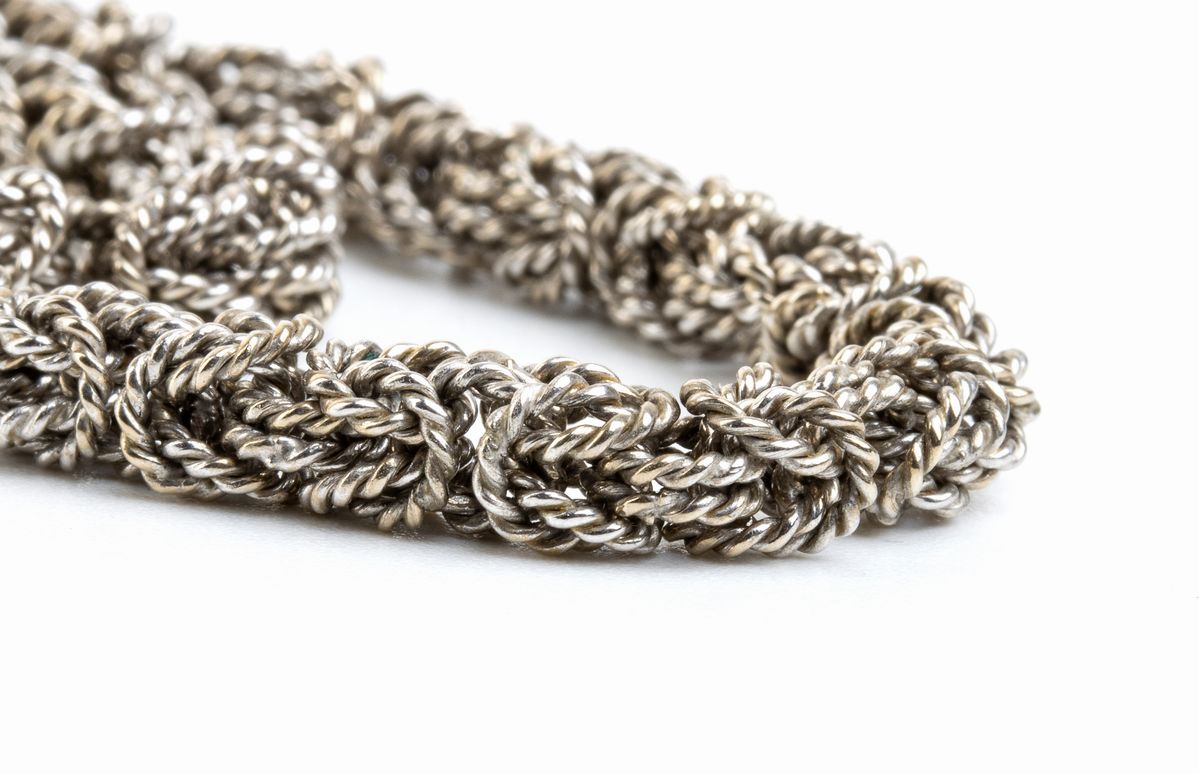 Lunga collana in oro bianco