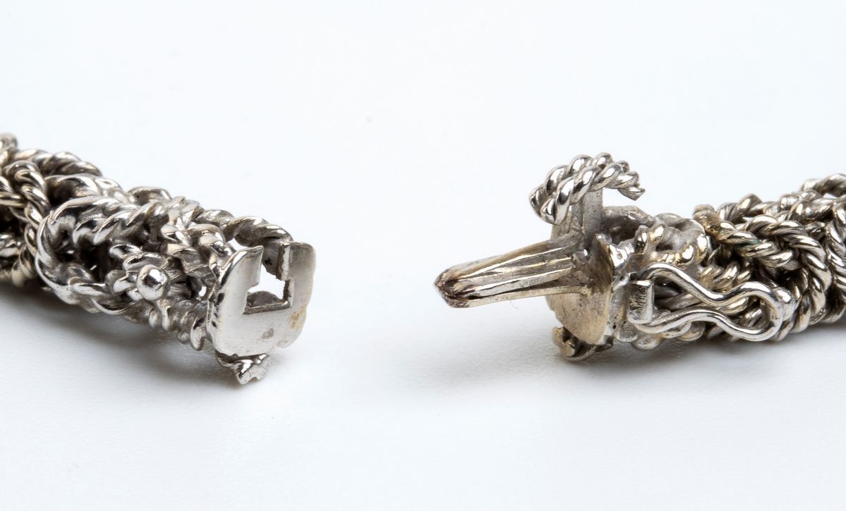 Lunga collana in oro bianco