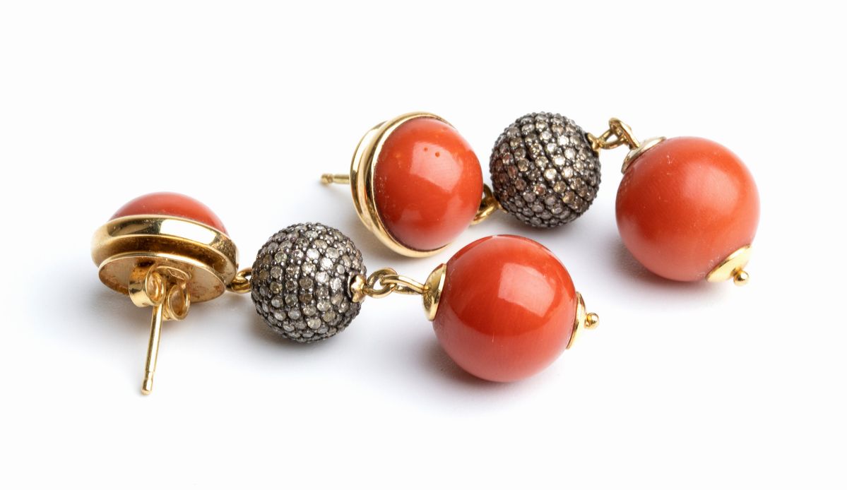 Orecchini Pendenti in Oro con Diamanti Brown e Corallo Cerasuolo