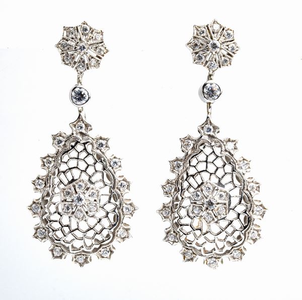 Gold earrings with diamonds