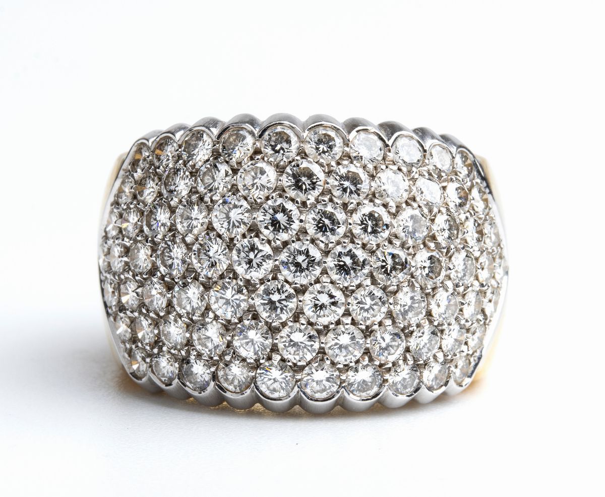 Anello in oro con pavé di diamanti