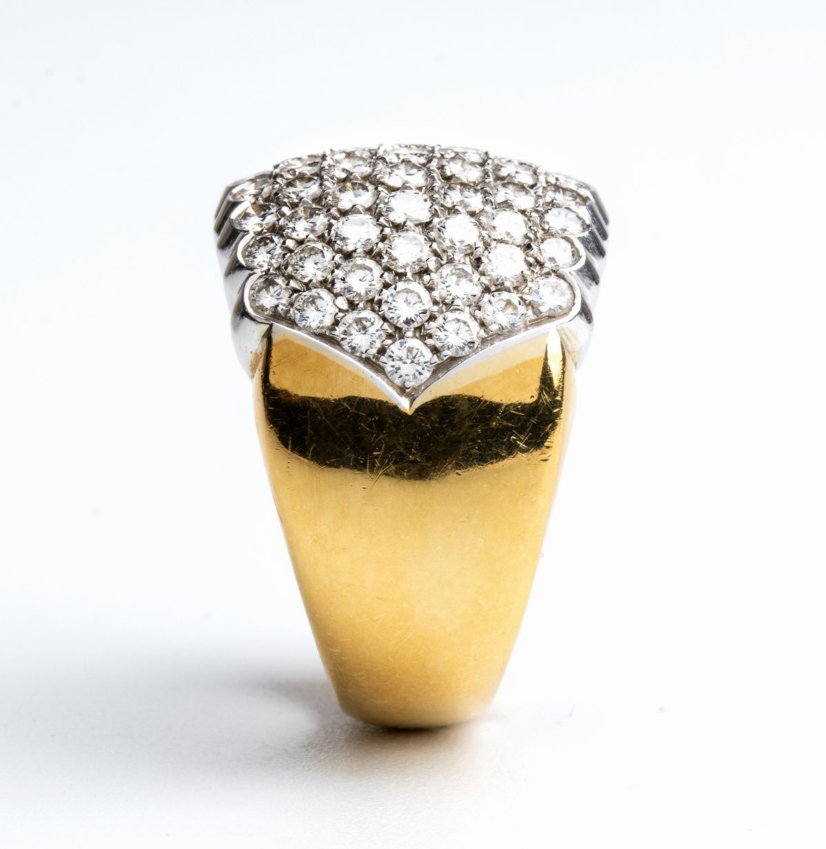 Anello in oro con pavé di diamanti