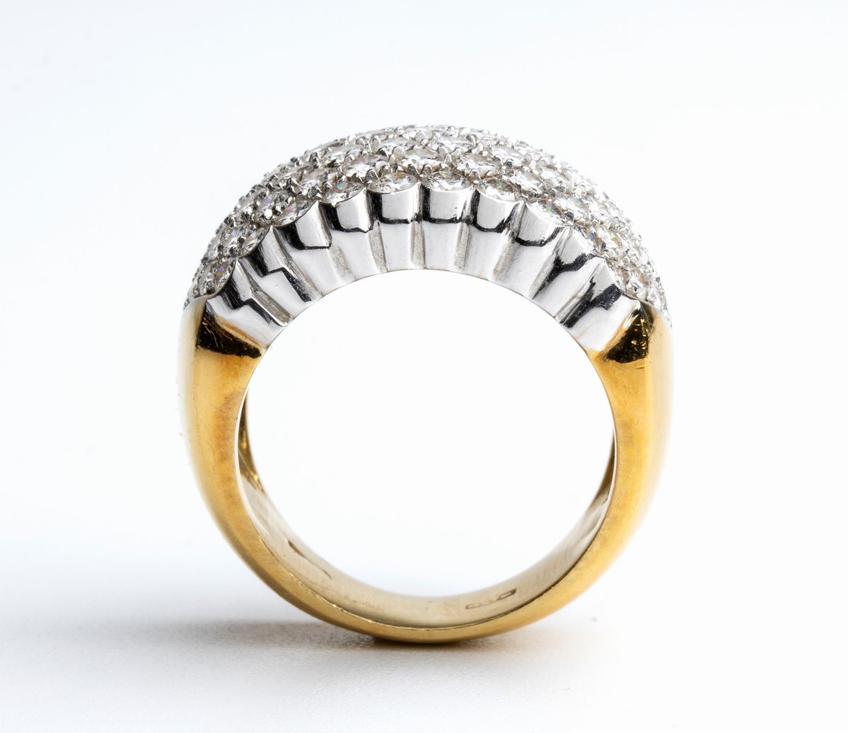 Anello in oro con pavé di diamanti