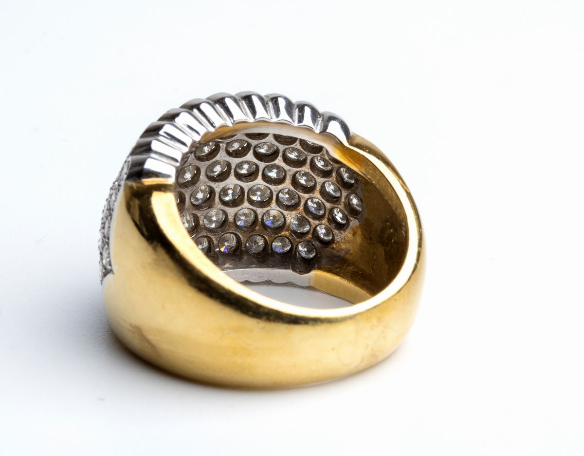 Anello in oro con pavé di diamanti