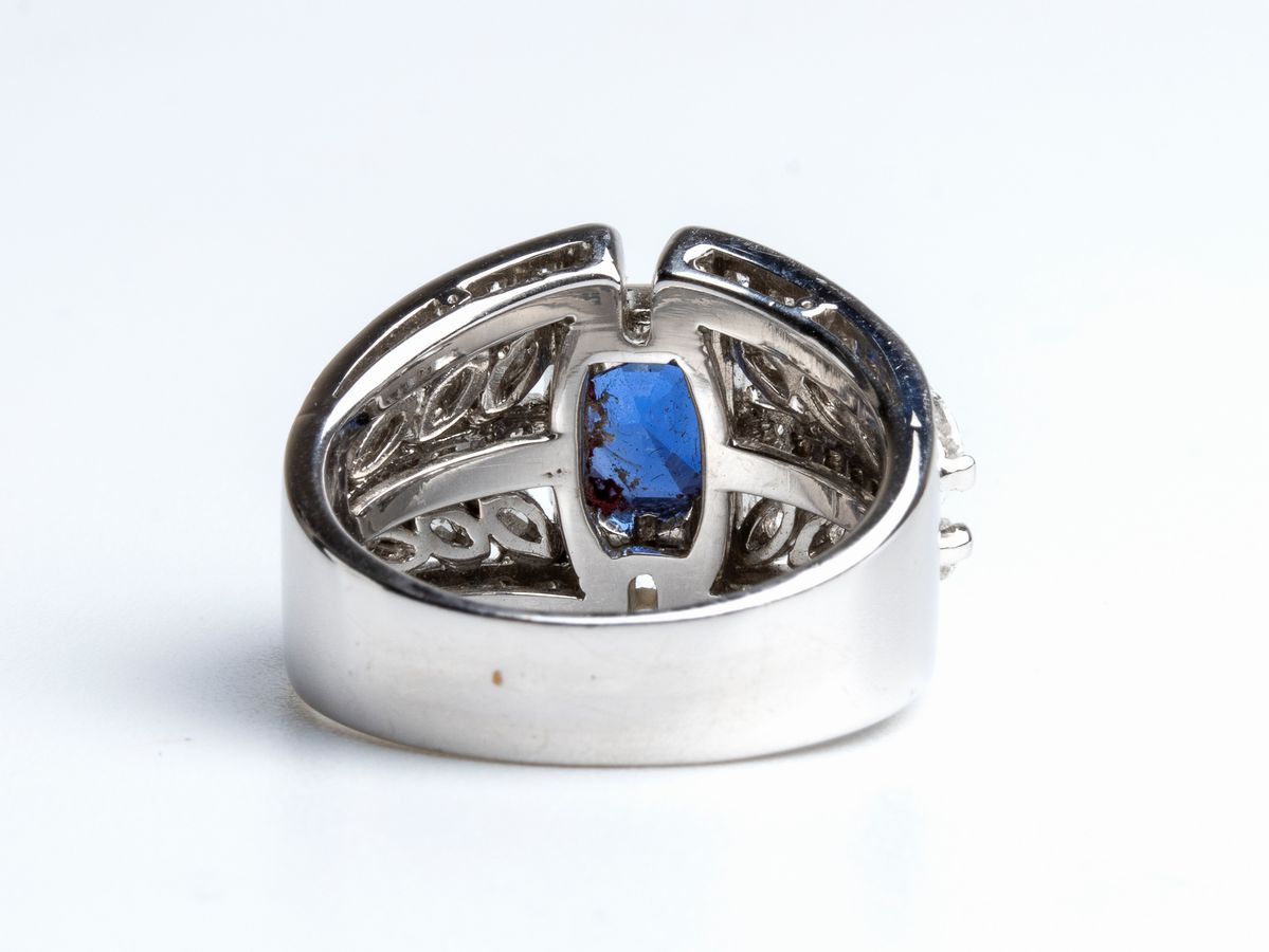 Anello a Fascia in Oro con Zaffiro e Diamanti