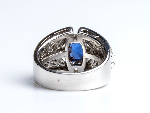 Ocean teal oval sapphire and diamond trilogy ring – Aardvark Jewellery