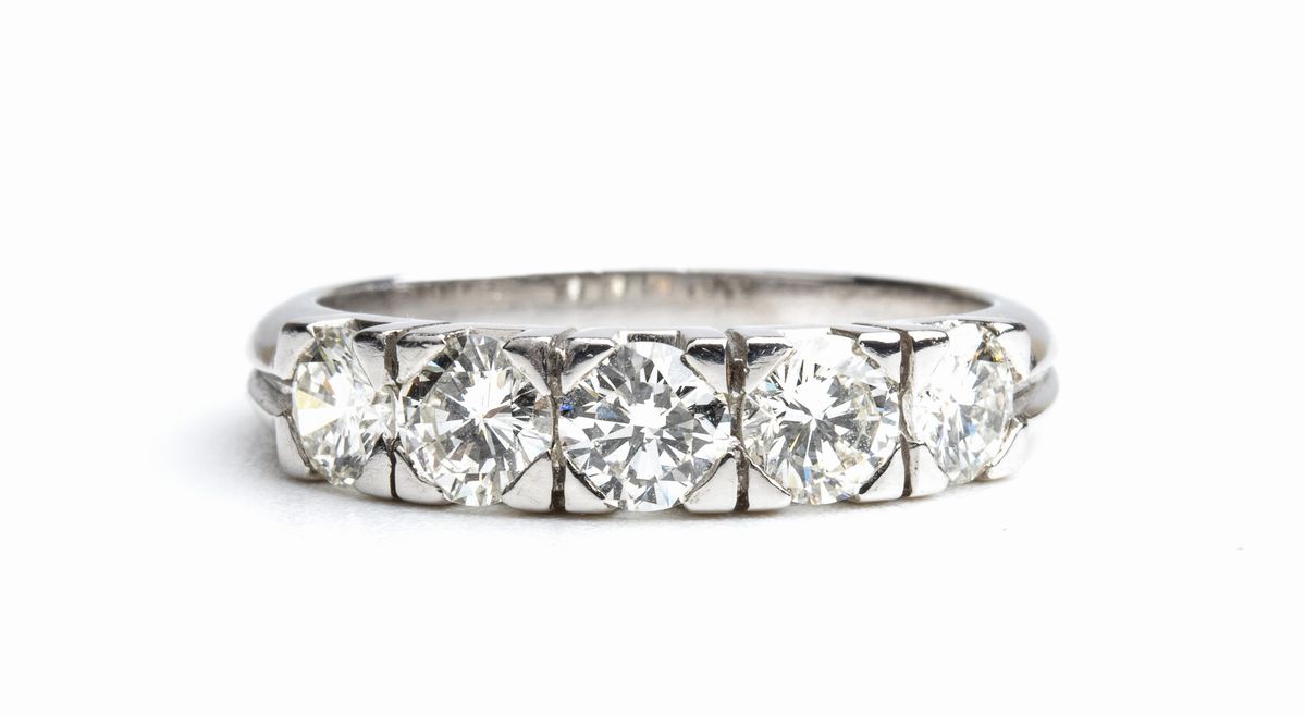 Anello veretta in platino e diamanti