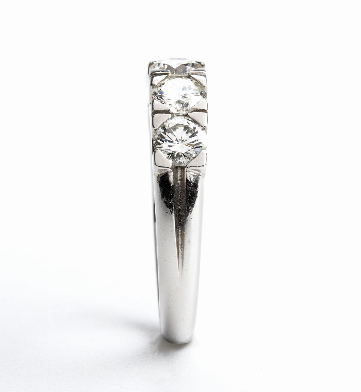 Anello veretta in platino e diamanti