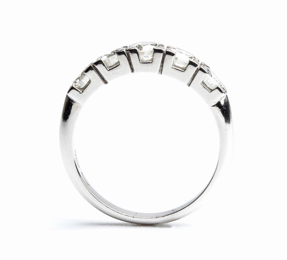 Anello veretta in platino e diamanti