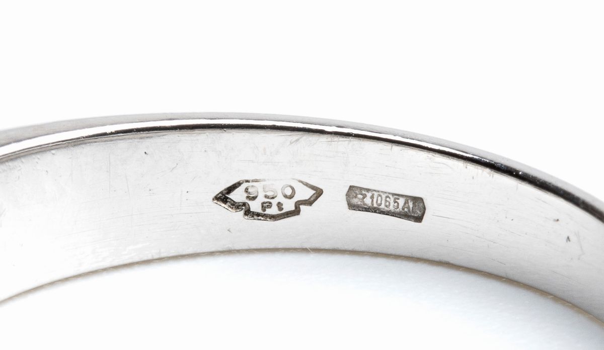 Anello veretta in platino e diamanti