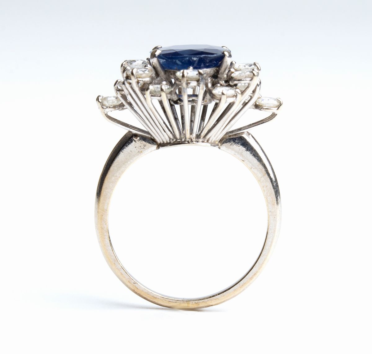 Anello in oro con zaffiro e diamanti