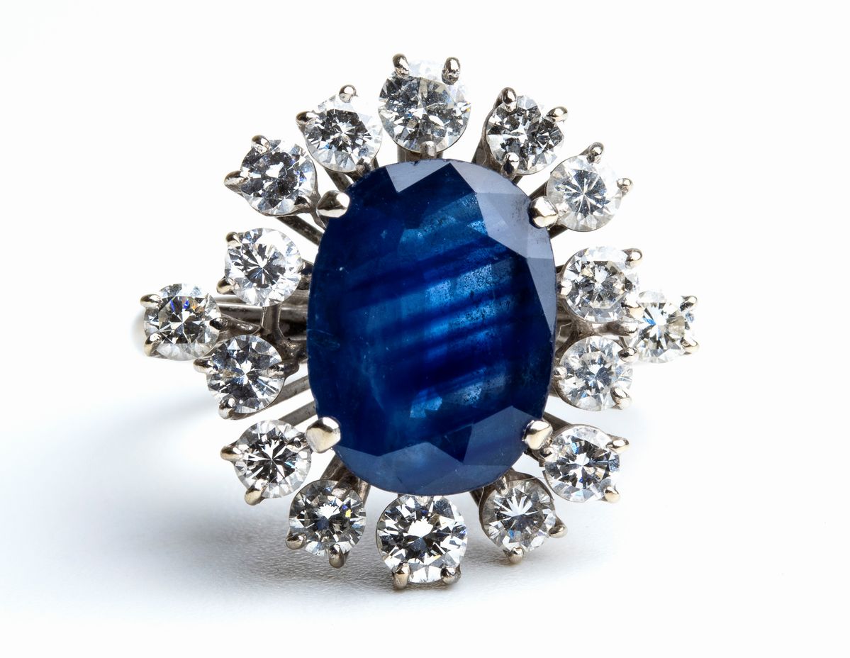 Anello in oro con zaffiro e diamanti
