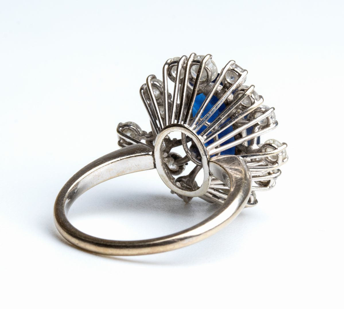 Anello in oro con zaffiro e diamanti