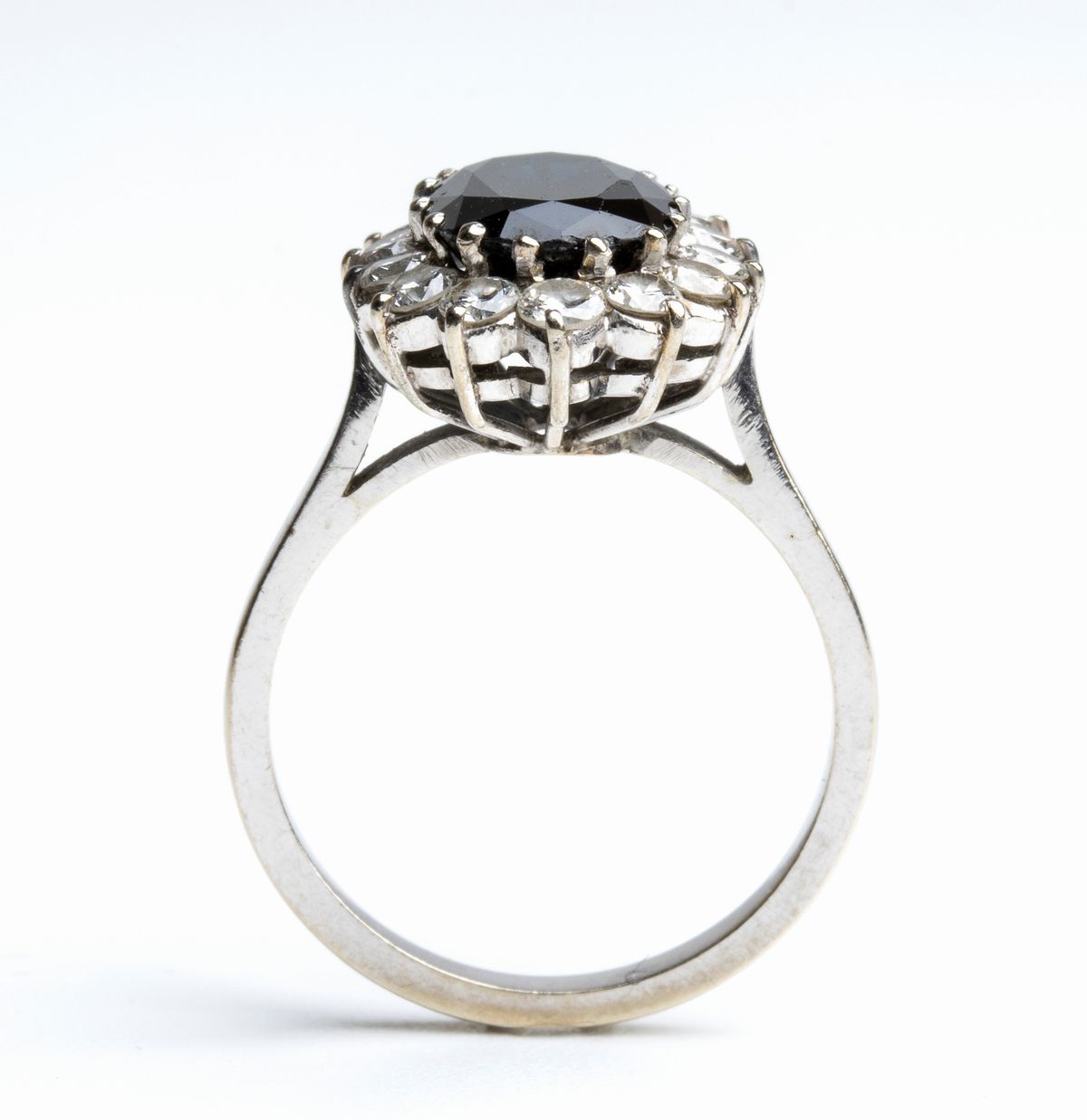 Anello in Oro con Zaffiro e Diamanti