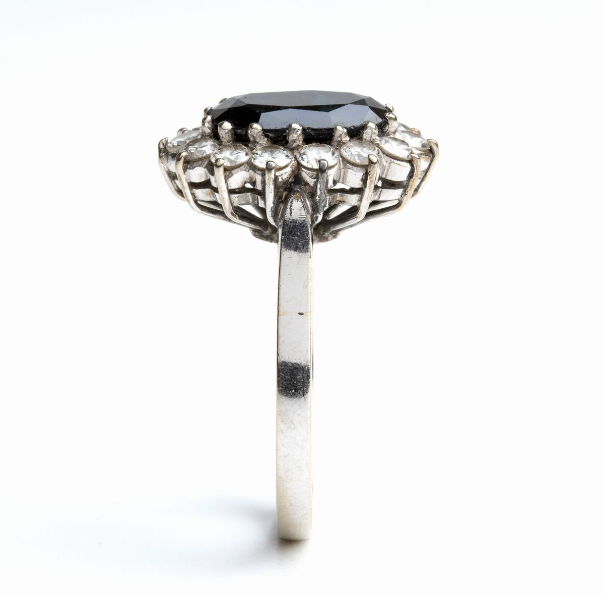 Anello in Oro con Zaffiro e Diamanti