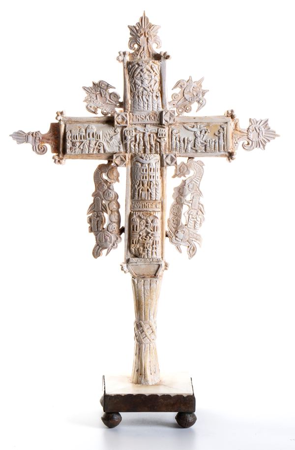 Croce da altare in osso scolpito nei modi della Rafail's Cross