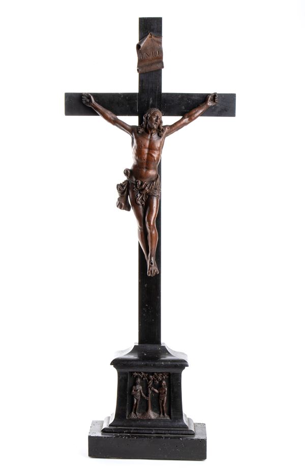 Croce d'altare in legno con Cristo