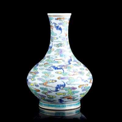 Vaso a Bottiglia in Porcellana con Decoro a Smalti Policromi Doucai
