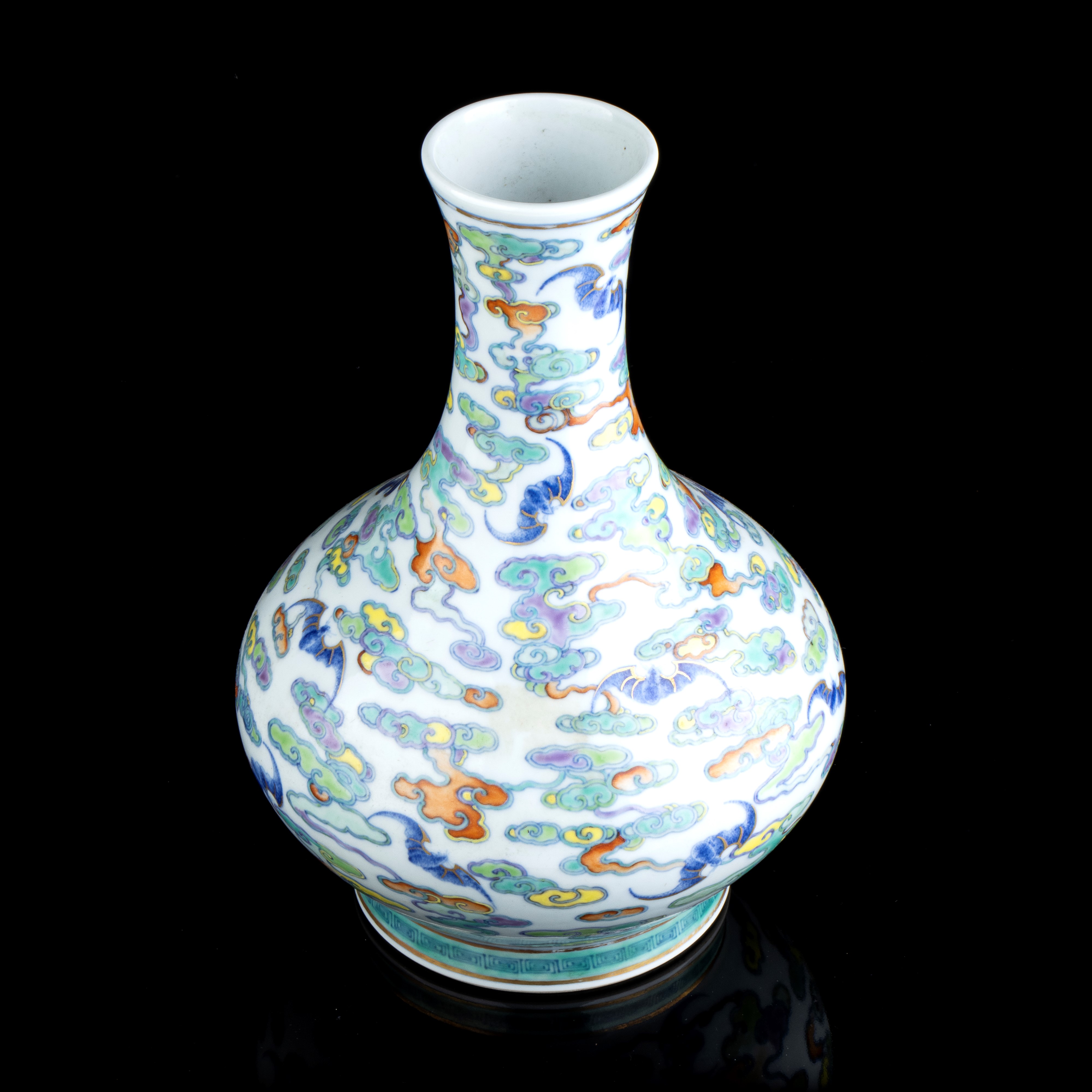 Vaso a Bottiglia in Porcellana con Decoro a Smalti Policromi Doucai