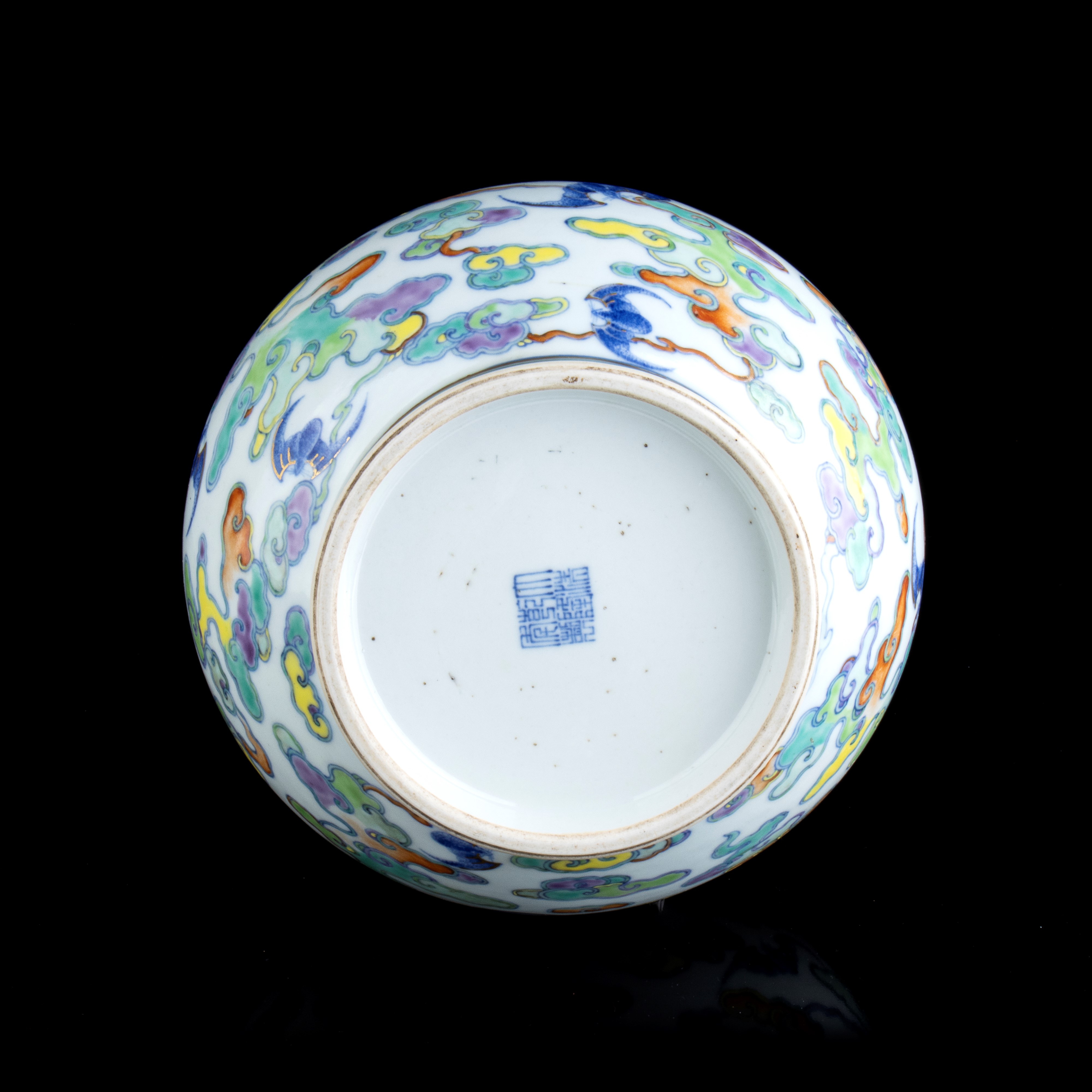 Vaso a Bottiglia in Porcellana con Decoro a Smalti Policromi Doucai