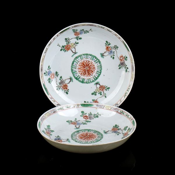 A PAIR OF SMALL 'FAMILLE VERTE' PORCELAIN DISHES