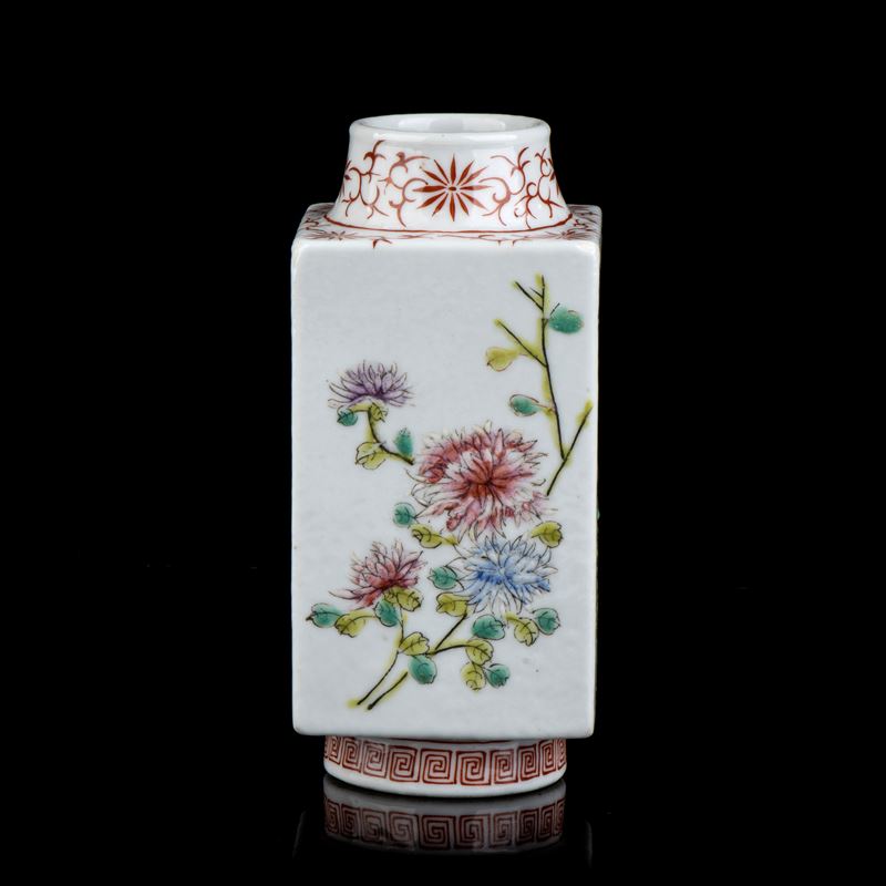 Vaso a Sezione Quadrata in Porcellana con Decoro a Smalti Policromi