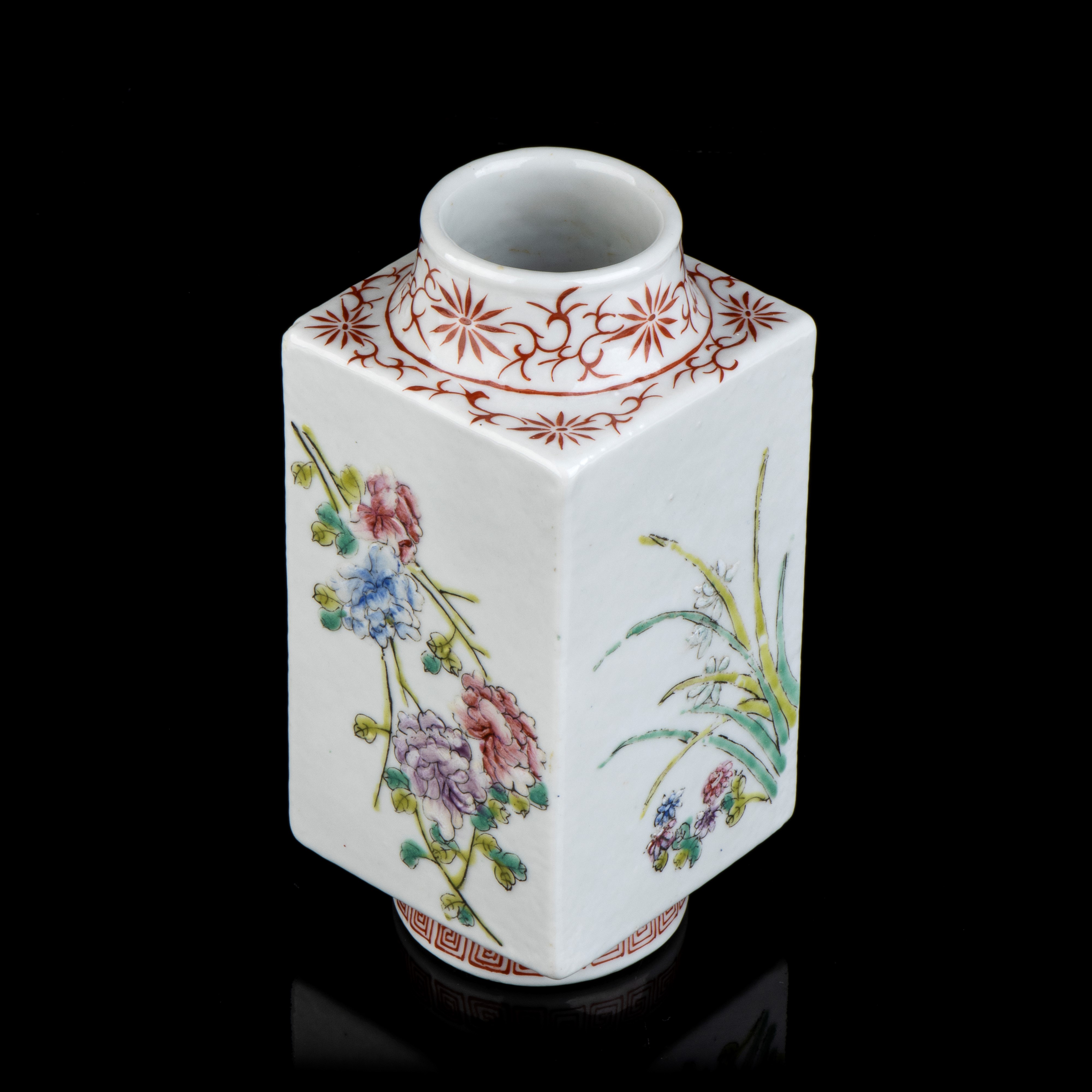 Vaso a Sezione Quadrata in Porcellana con Decoro a Smalti Policromi