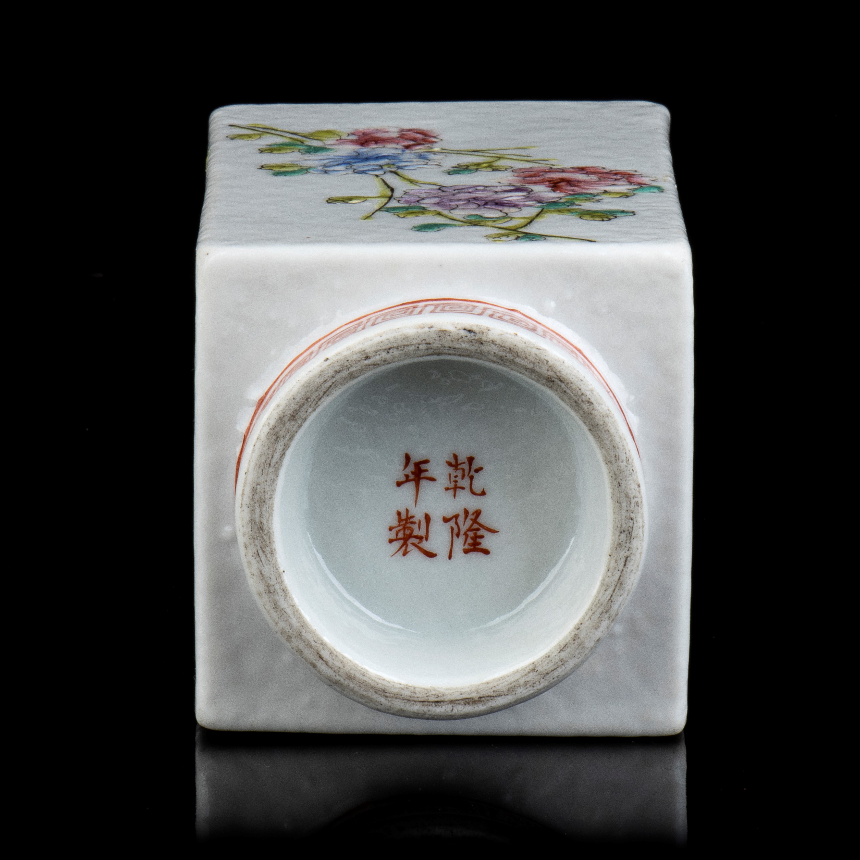 Vaso a Sezione Quadrata in Porcellana con Decoro a Smalti Policromi