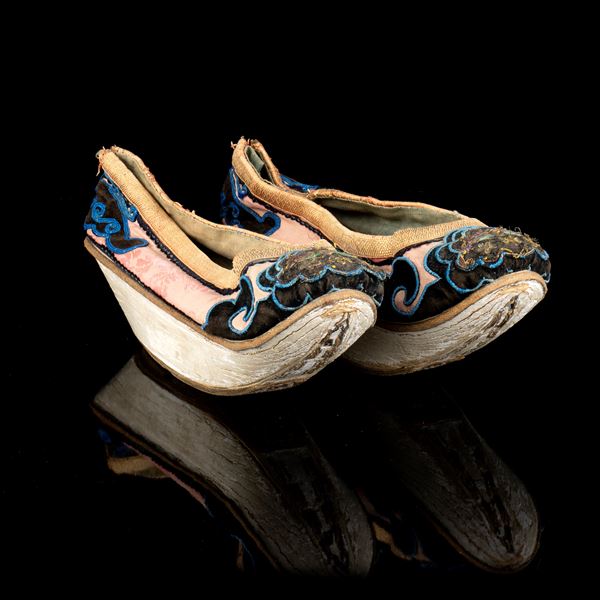 A PAIR OF EMBROIDERED SILK FEMALE SHOES