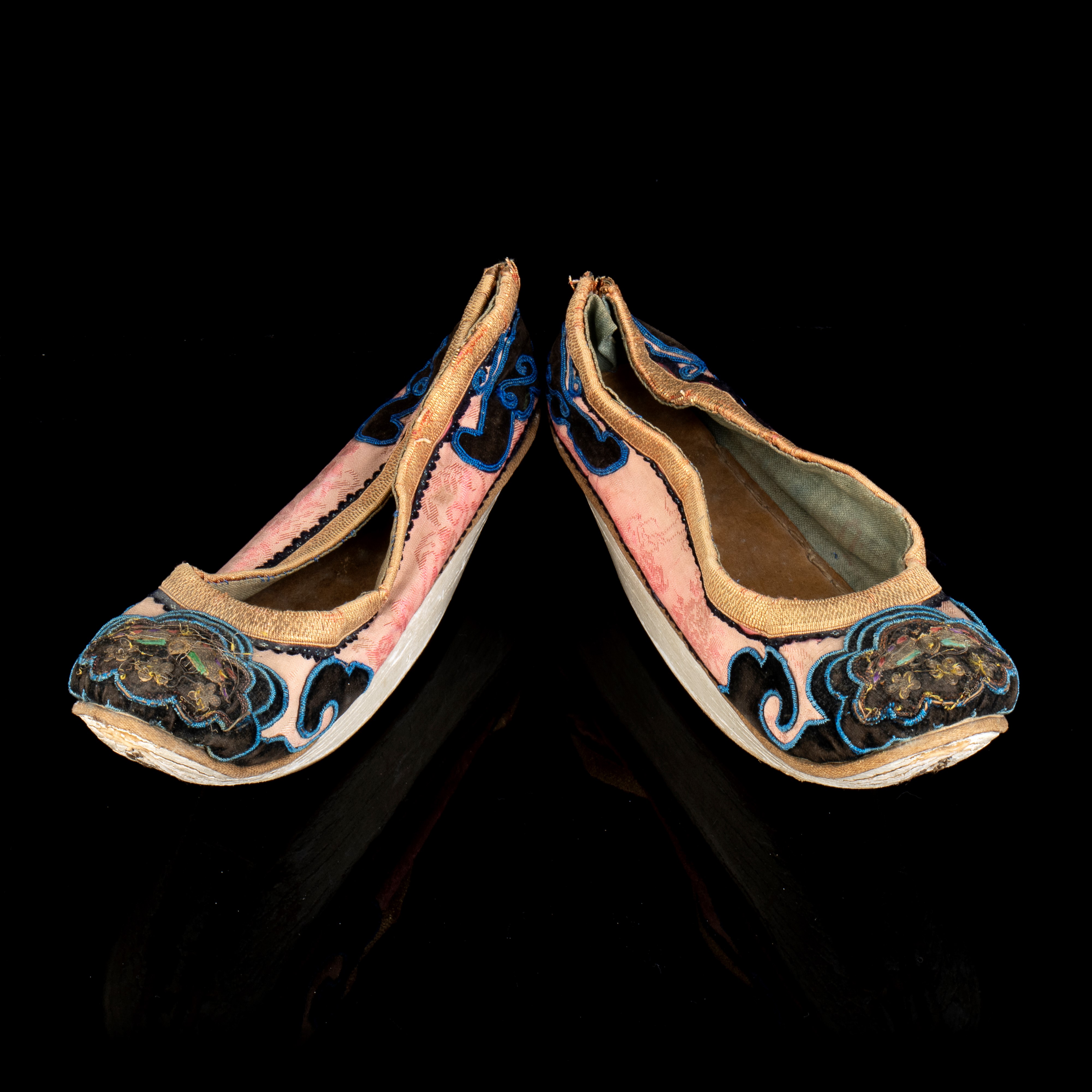 PAIO DI SCARPE FEMMINILI IN SETA LAVORATA A RICAMO