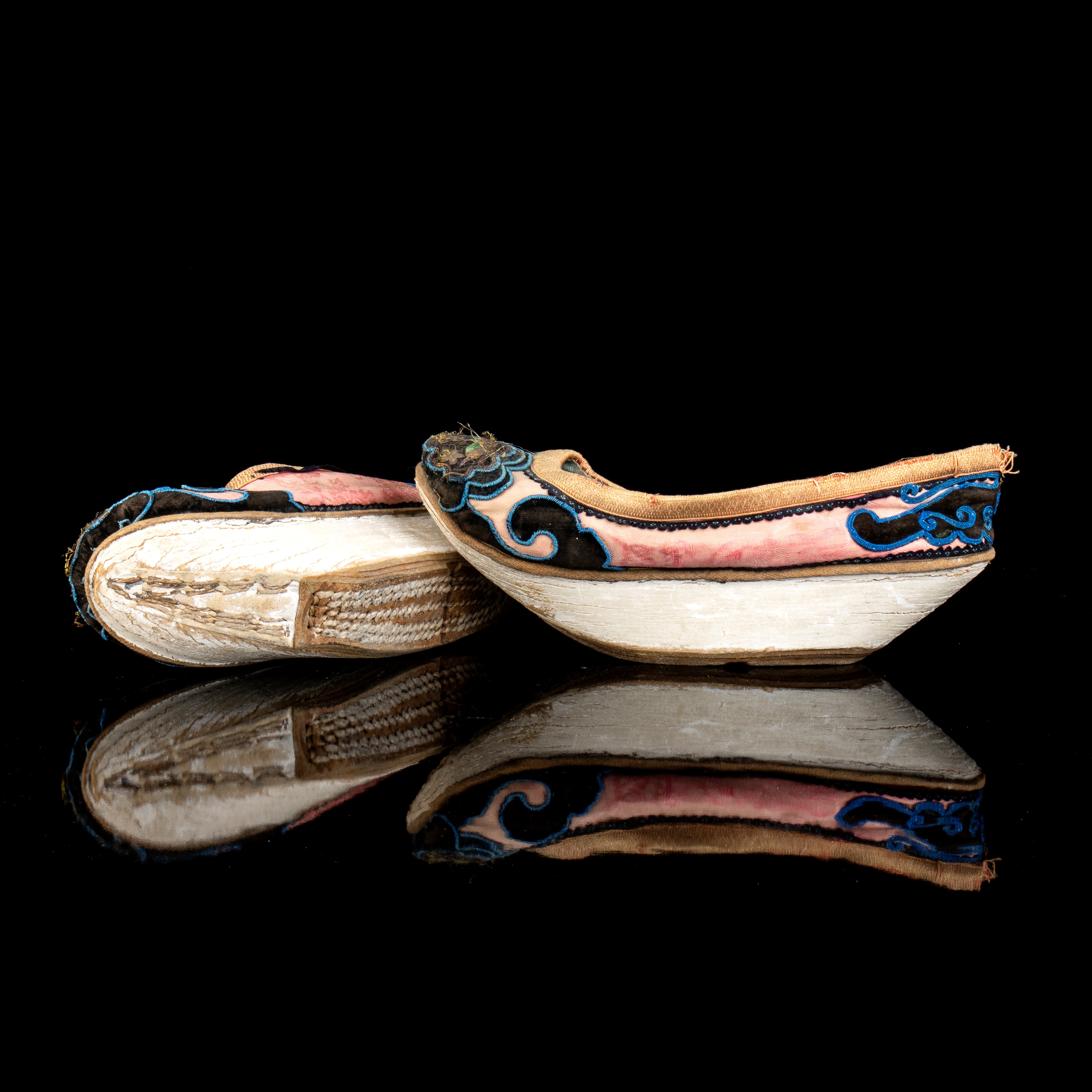 PAIO DI SCARPE FEMMINILI IN SETA LAVORATA A RICAMO