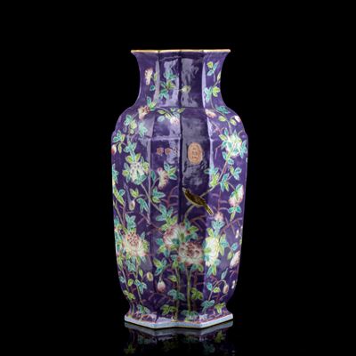 Vaso in Porcellana con Decoro a Smalti Policromi