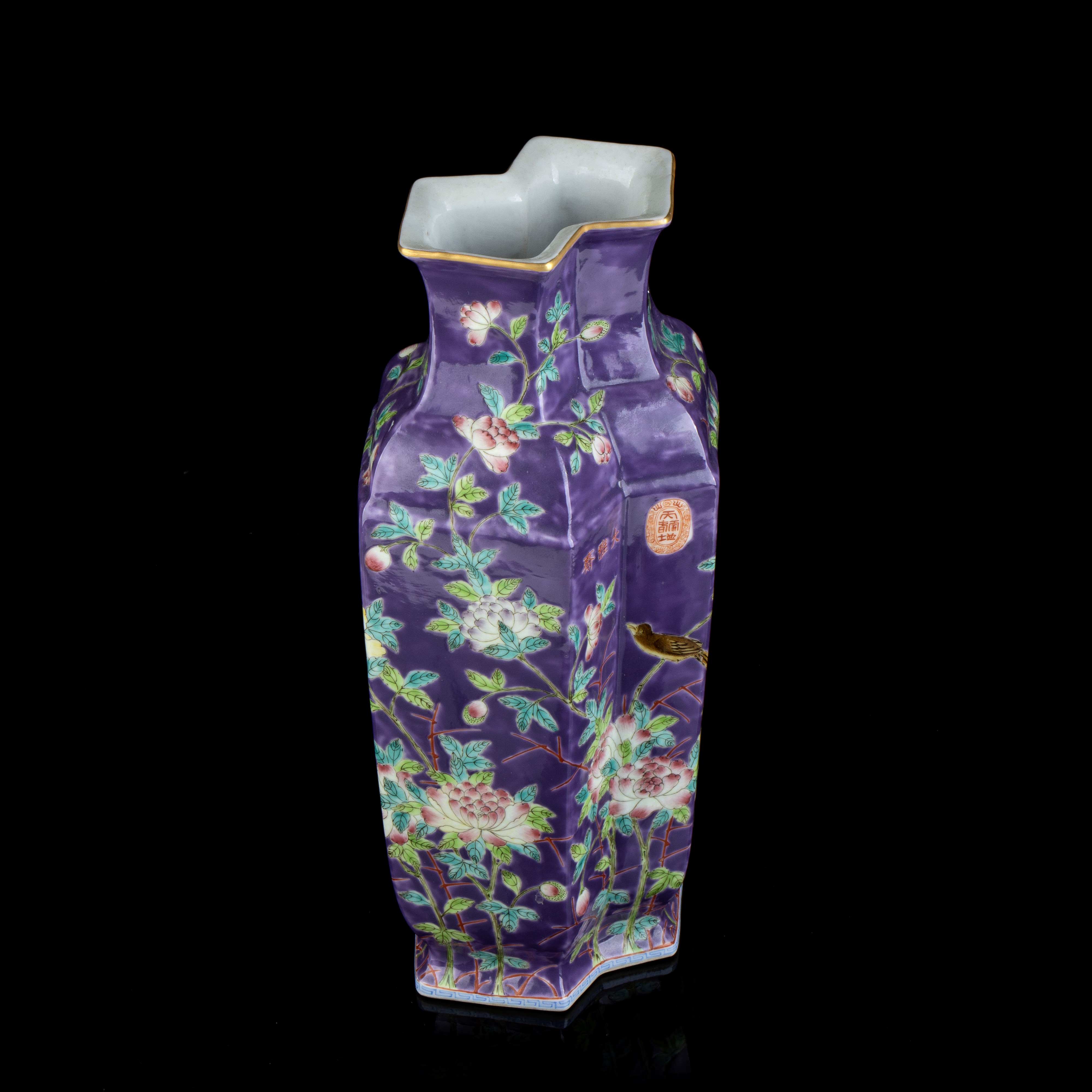 Vaso in Porcellana con Decoro a Smalti Policromi