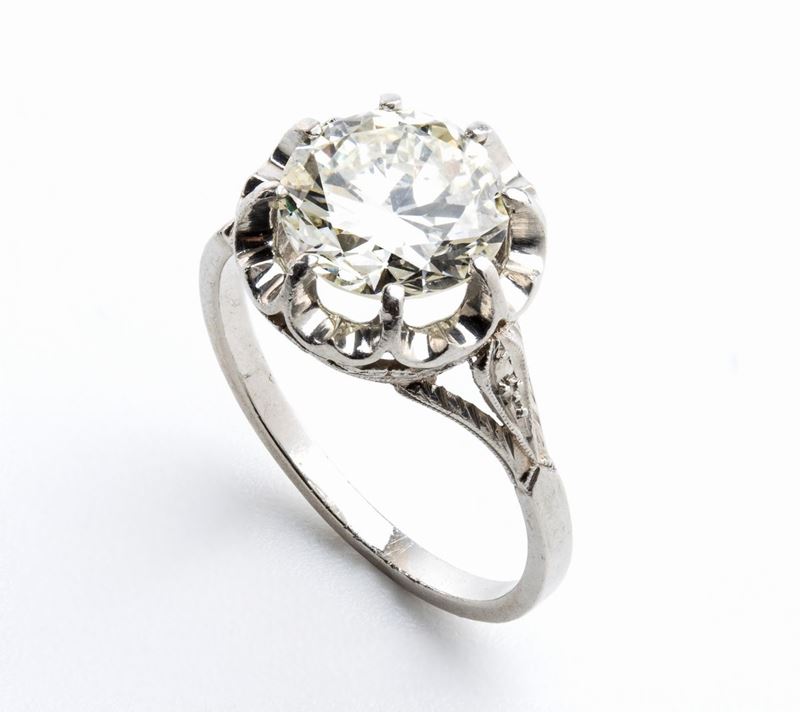 Anello solitario in oro con diamante centrale circa 2.20 ct