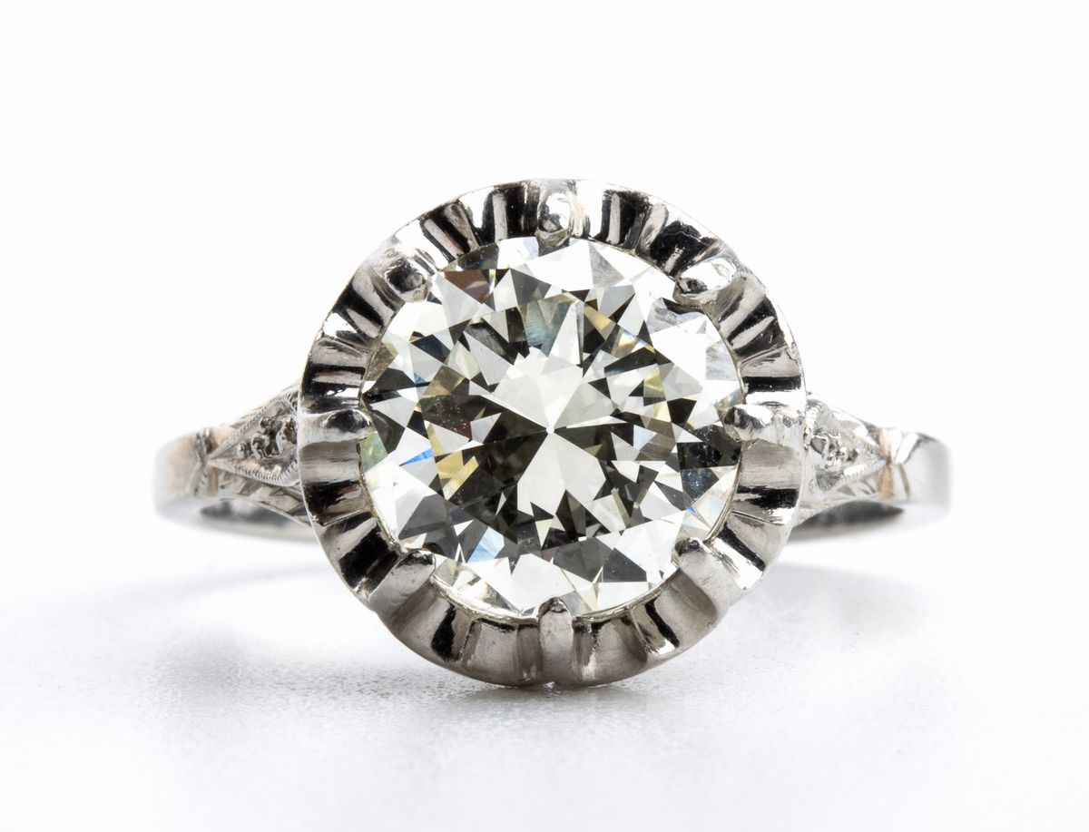 Anello solitario in oro con diamante centrale circa 2.20 ct