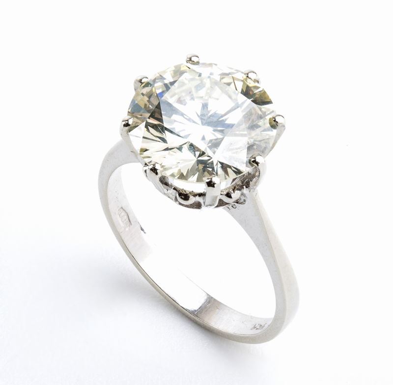 Anello solitario in oro con diamante centrale circa 4.85 ct