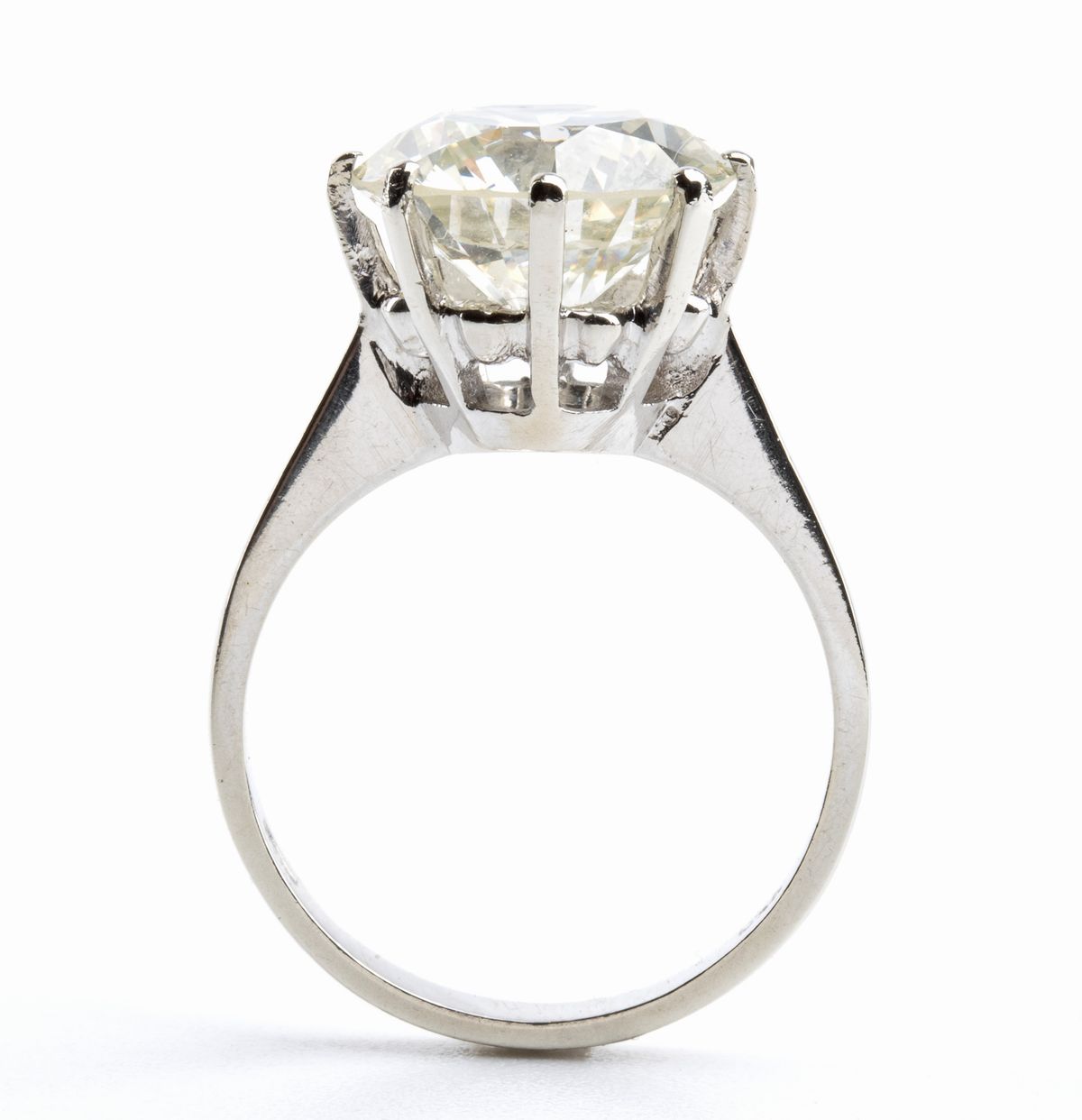 Anello solitario in oro con diamante centrale circa 4.85 ct