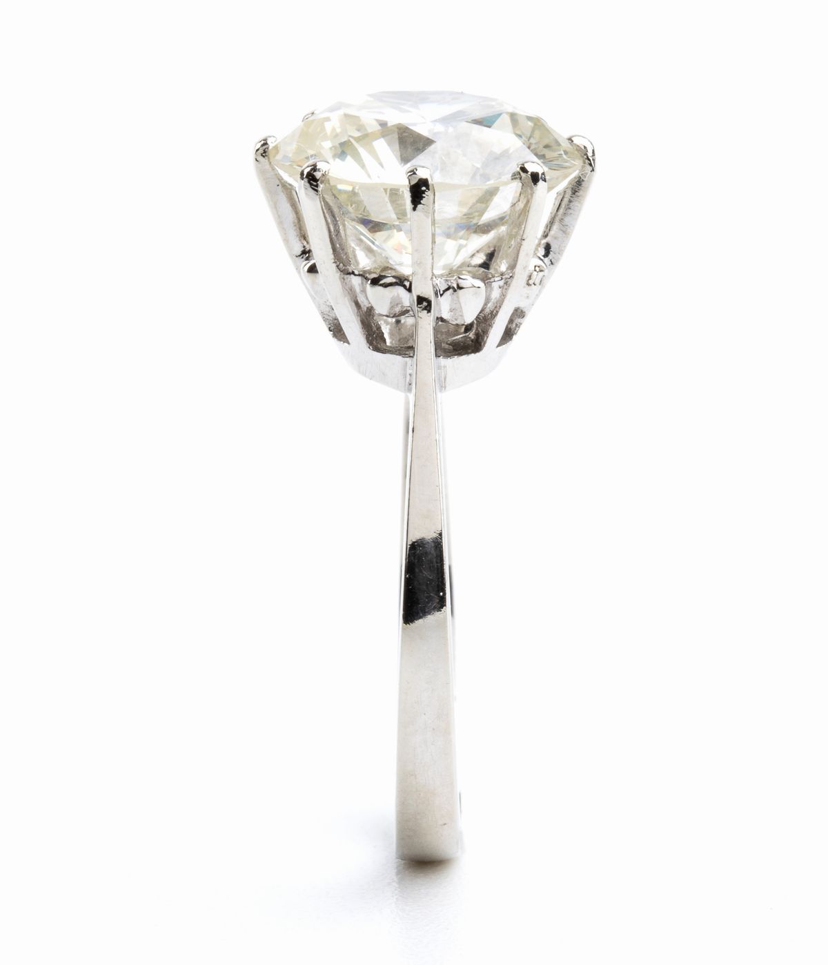 Anello solitario in oro con diamante centrale circa 4.85 ct