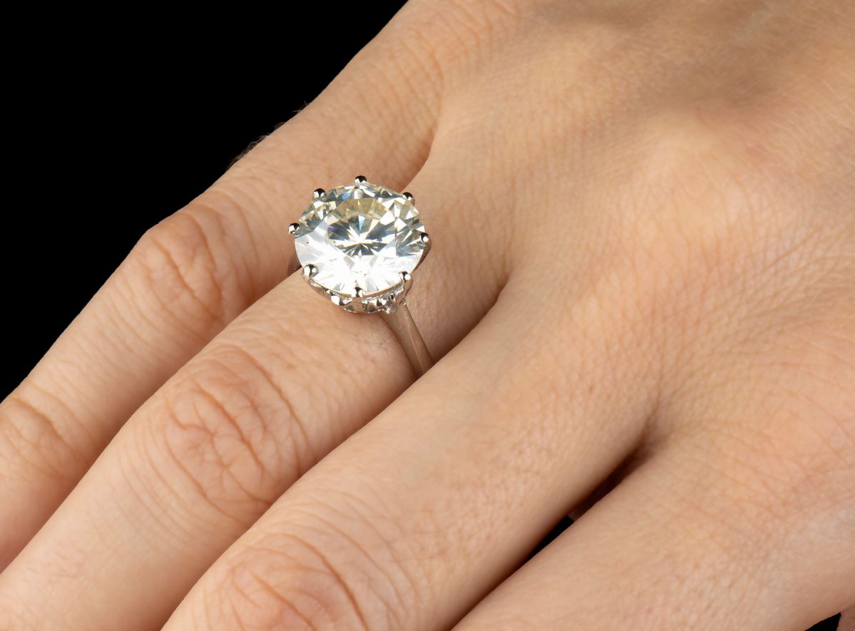 Anello solitario in oro con diamante centrale circa 4.85 ct