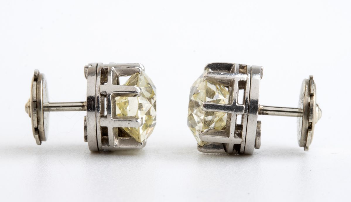 Anello in Platino con Coppia di Diamanti, Trasformabile in un Paio di Orecchini - Anni '30