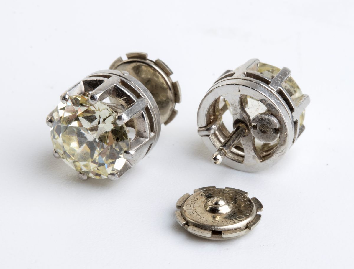 Anello in Platino con Coppia di Diamanti, Trasformabile in un Paio di Orecchini - Anni '30