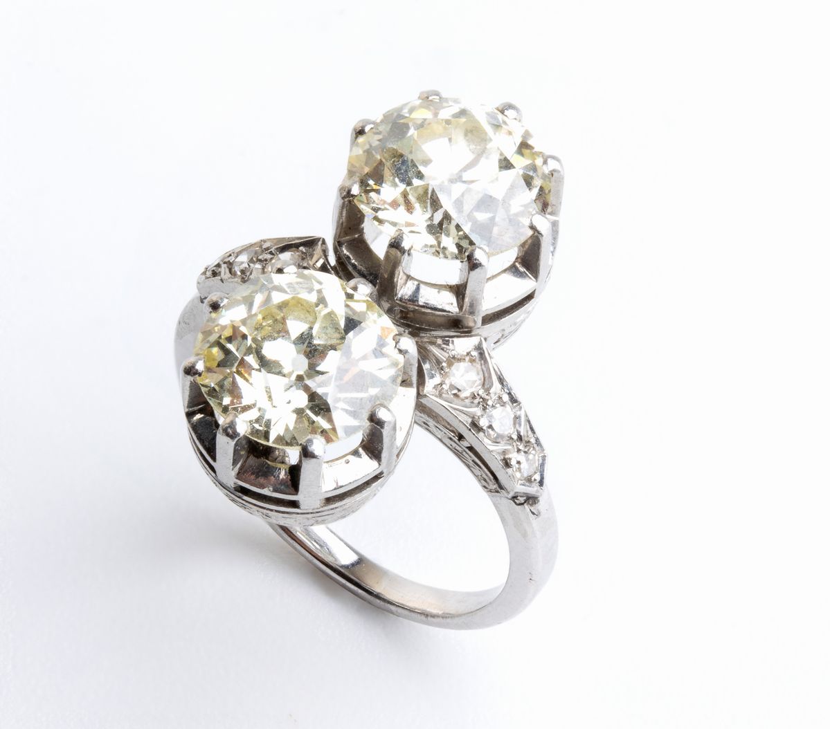 Anello in Platino con Coppia di Diamanti, Trasformabile in un Paio di Orecchini - Anni '30